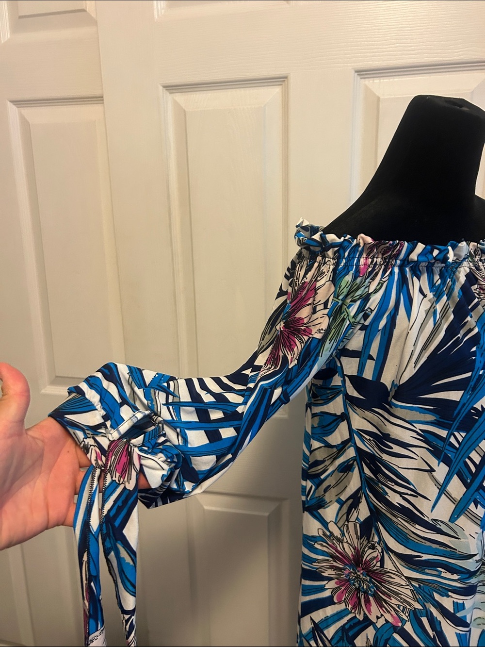 NWT Seven Islands Off-Shoulder Floral Print Dress in Blue and white - Picture 4 of 6